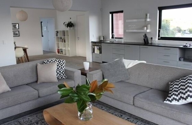 Modern, large, open plan 1 bedroom apartment