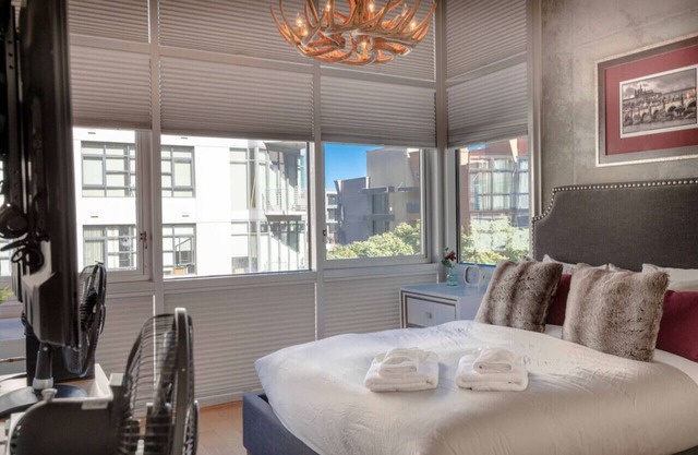 Modern Loft, Clean, Quiet, WiFi, Cable, Parking