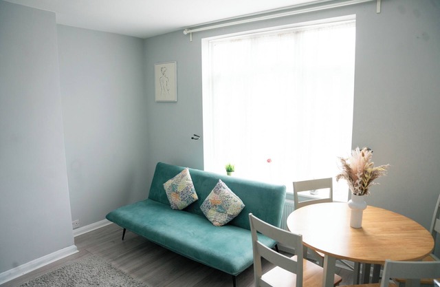 Modern London House With Free Parking & Family Friendly