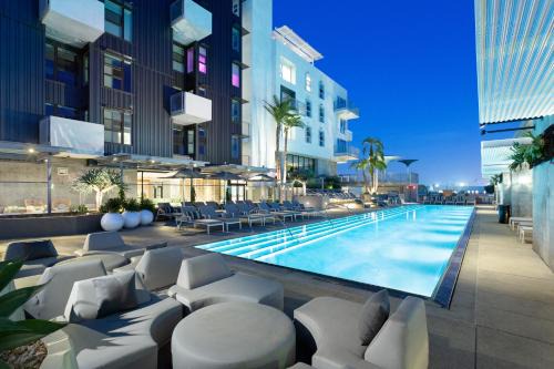 Modern Luxury Oasis in WEHO Hollywood Sign Views