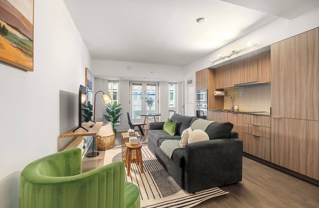 Modern Luxury Suite with King Bed in Downtown T.O.