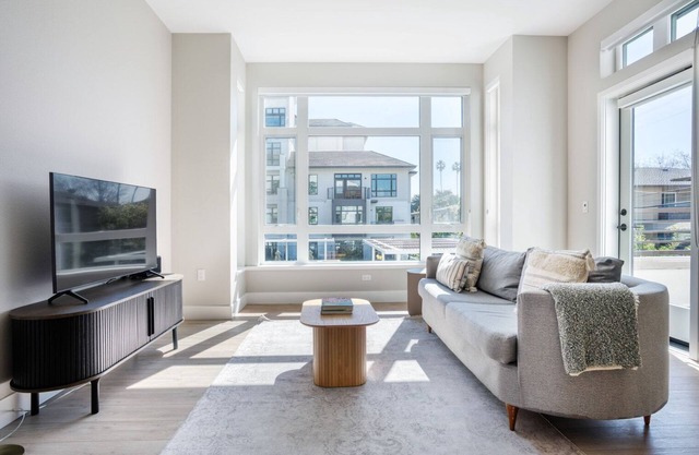 Modern Mountain View 1BR w/Gym, Pool & W/D, nr 84 & 101, by Blueground