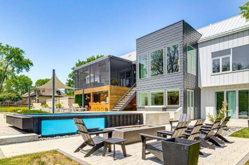 Modern Oasis-lots Of Amenities Including A Pool!