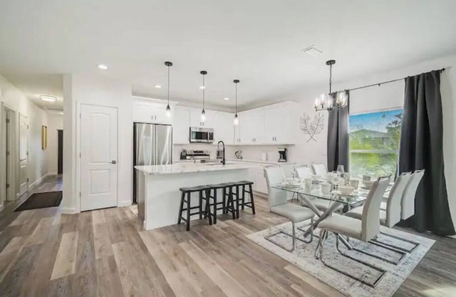 Modern Retreat, 3Bedroom King bed + Master Bath near ocean, 6 guests