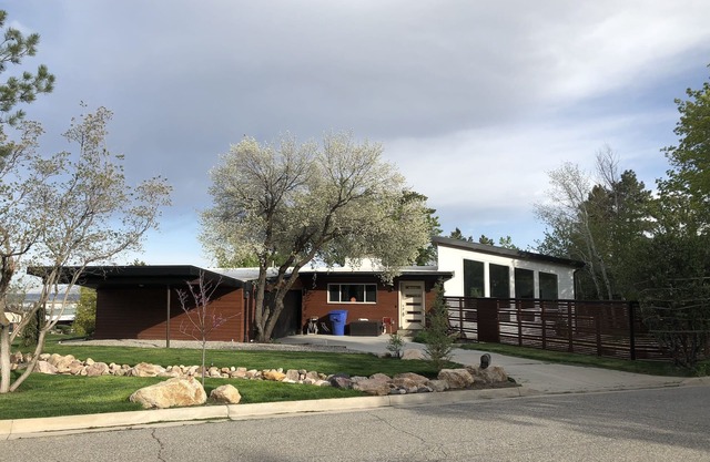 Modern Retreat with Views! Hike, Golf, Ski & Games - Sleeps 8