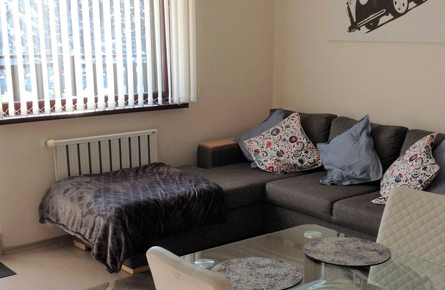 Modern Spacious Family Friendly 2 bedroom Apartment in Ski Resort sleeps 6