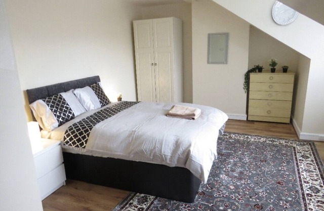 Modern Two Double Bed Full Entire House, Parking, WiFi