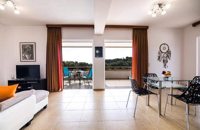Modern Villa Broumas - A Spacious Haven