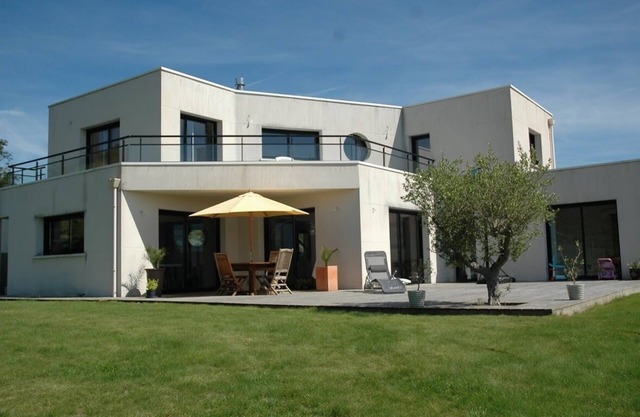 Modern villa in a large garden a few minutes from the sea