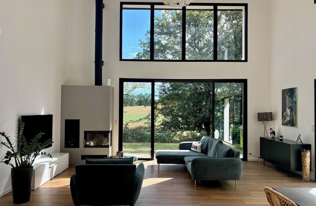 Modern villa with swimming pool, quiet location near Toulouse