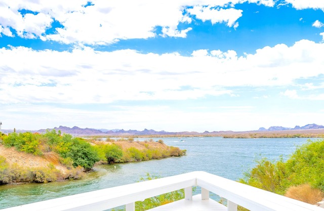 Modern Waterfront Lakehouse Retreat - Luxe Stay, Stunning Lake & Mountain View’s