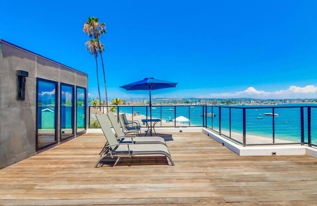 Modern WaterFront House * 2 Levels * 4 Parking * AC