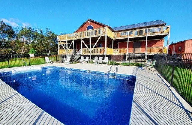 Monthly Only-HUGE house w BREATHTAKING 100 mile views Onsite Pool/Hot Tub/Sauna