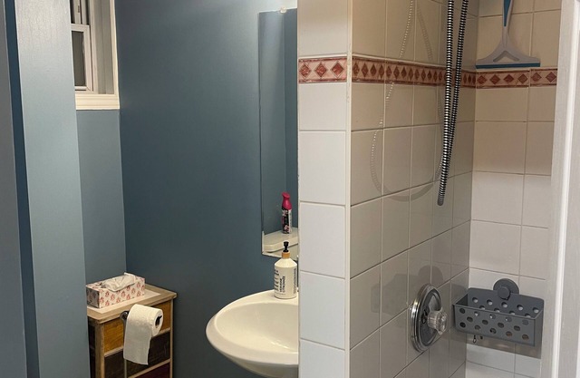 Monthly rental - 1-BDR apt, ALL included (hot water, hydro and heating).