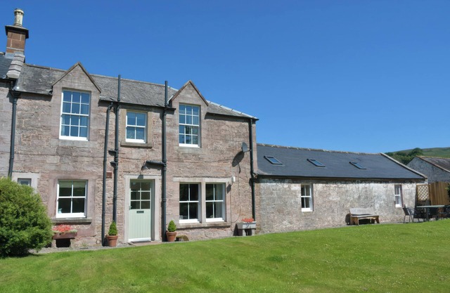 MORTON MAINS STEADING COTTAGE, pet friendly in Thornhill
