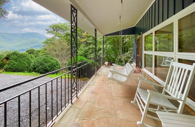 Mountain Dreams Cottage - Peaceful, Charming, Pet Friendly, Creekside and Views!