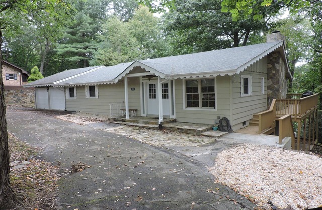 MOUNTAIN GOLF! Charming 3-bedroom house in Spruce Pine with WiFi and AC .