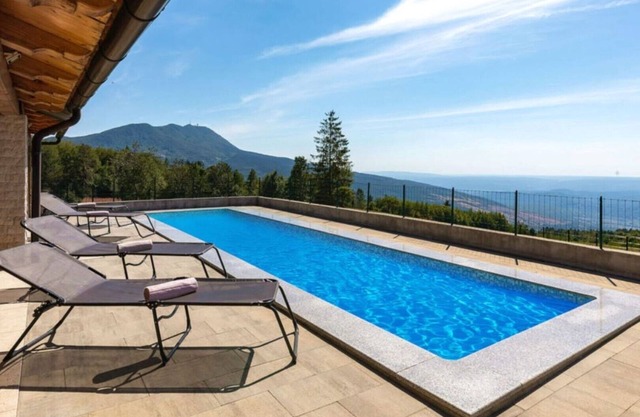 mountain hideway robinson house Matić with pool