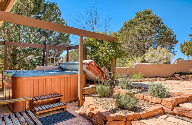 Mountain-view home w/ hot tub/2 wood-burning fireplaces/game room/putting green