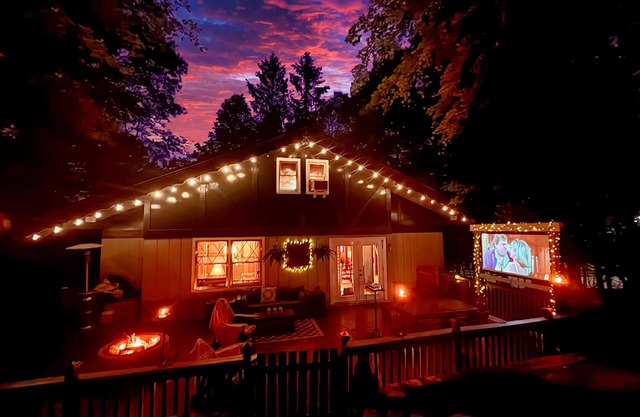 Movies under the Stars/Storybook Chalet on Beech Mtn/Concerts/Hiking/Hot Tub/Pet