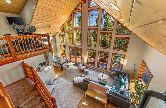 Mtn Views! 4k SqFt! Gym! Hot tub! 4 King Ensuites+
