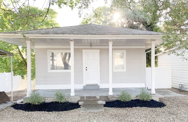 Murray Cottage-entire home. Fast WIFI & free parking. Mins from SLC & Mountains!