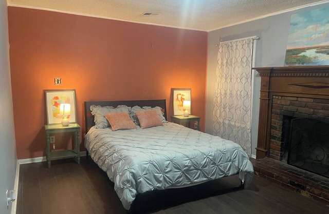 +Music City Home near Airport!+