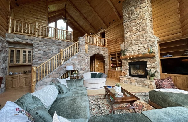 Must Stay- Gorgeous Secluded Log Cabin! (15 min from downtown)