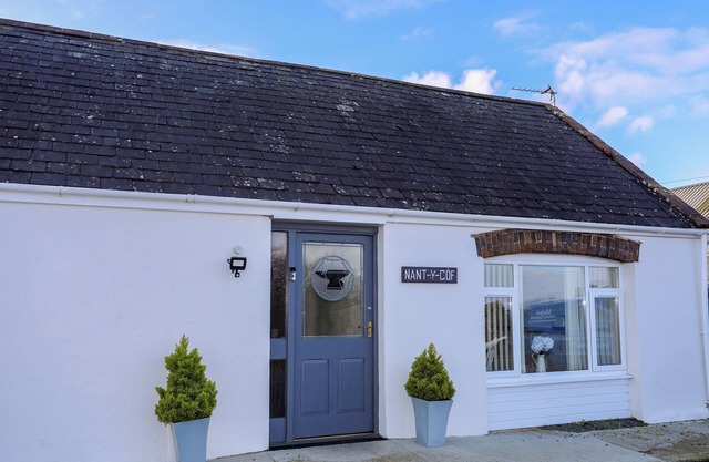NANT Y GOF, pet friendly, character holiday cottage in Cemaes Bay