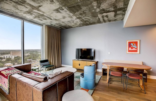Natiivo Austin condo with serene city-view balcony - rooftop pool & gym