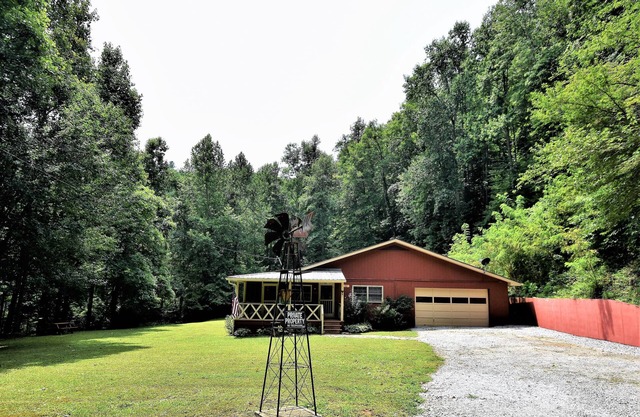 Natural Waterfall, Pond, and 2 1/2 acres of dog paradise!