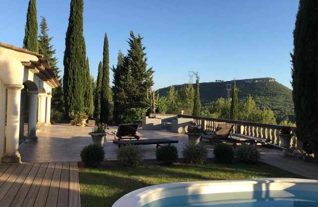 Near Aix en provence, House of caracter in a big park with a 360° wiew on the ARC valley