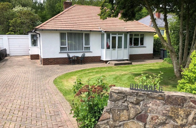 *Near Celtic Manor Golf Resort - Detached Bungalow Ideal For Quick Stay*