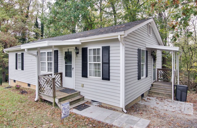 Near Lake Wylie - Updated Cottage w/Yard!
