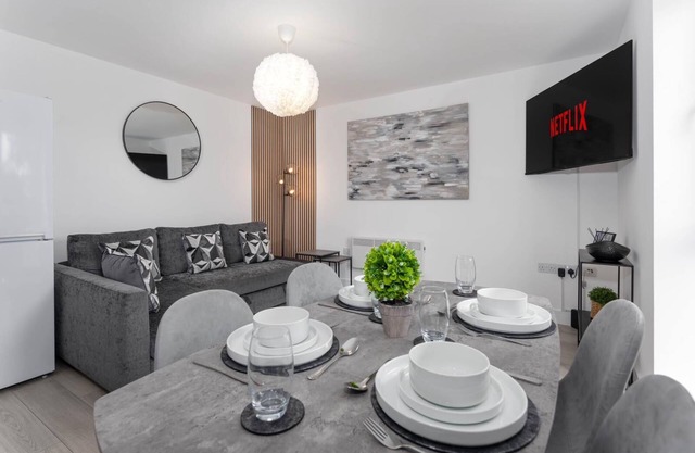 Near LFC & Stadiums | W/M | Off-Street Parking