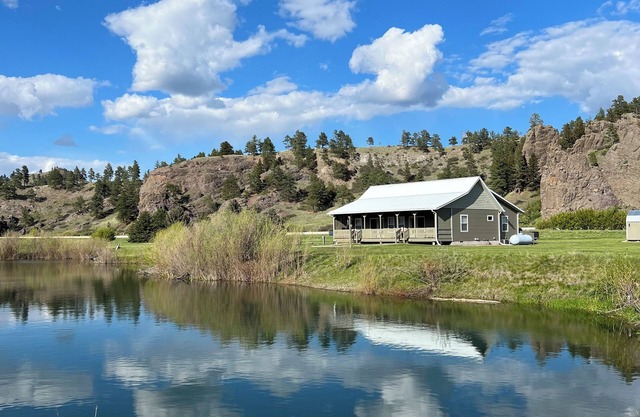 Near Stickney Creek boat launch-2 bedroom, 2 full bath house with private pond.