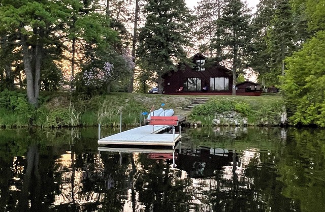 Nestled in the Whistling Pines Charming 2 bedroom cabin sleeps 6 in Grand Rapids