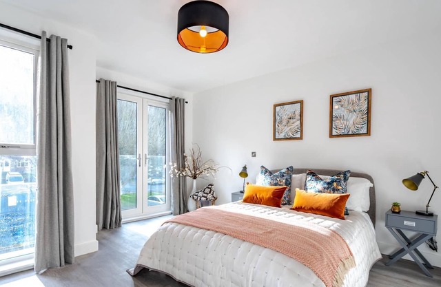 New 1 bed interior designed apartment, 55 mins to London