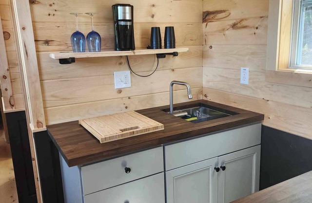 New 2 Bedroom Container cabin with direct trail access! Ride Errol (cabin 1)