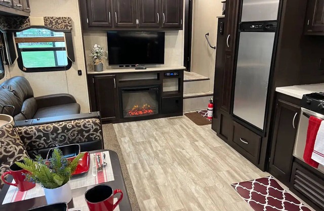 NEW 2019 Spacious Camper - All Modern Amenities - Fast WIFI