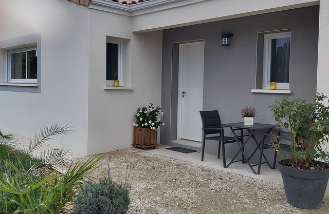 New 4 * house with spa, heated pool, fenced garden and garage