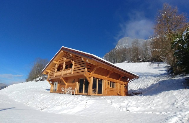 New 4-person Savoyard half-chalet in the mountains