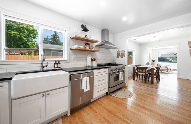 !NEW! AC & Single Level house| EV Charger, King Bed | Parking