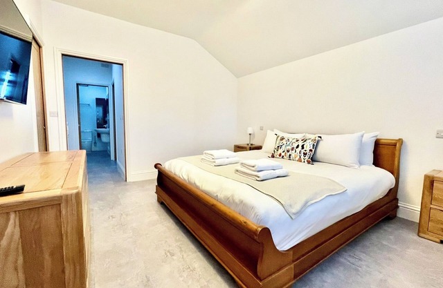New and Spacious Apartment - Sleeps 5