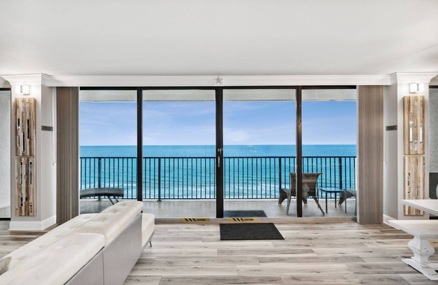 NEW Beachfront 😎GLASS+VIEW in 2MASTER Suites+BUNK ROOM*FREE BeachChairs804E