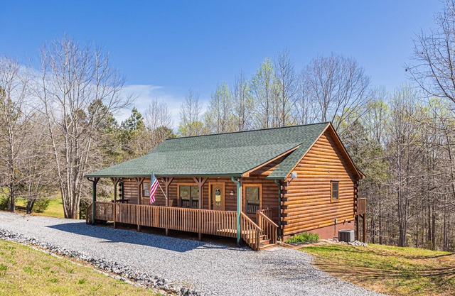 NEW BEAUTIFUL PRIVATE CABIN - 17 miles from Lake Lure & 19 miles from TIEC