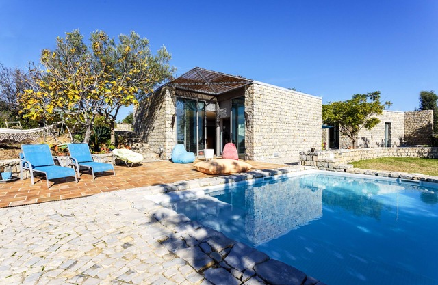 NEW Breathtaking Villa w/pool in scenic landscape