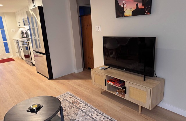 New! Bright 1BR Near VGH – Private, Central location, Pet Friendly