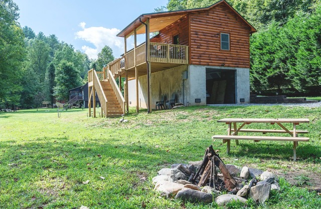 New Cabin with Fiber OPTICS WIFI,HOT TUB, STOCKED CREEK