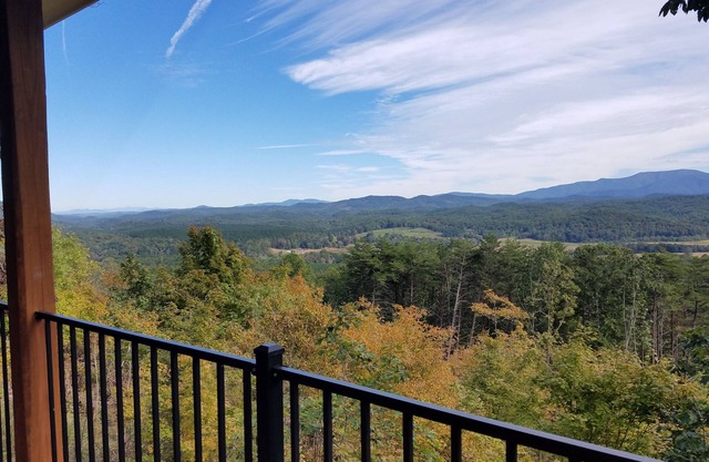 New cabin with incredible mountain views